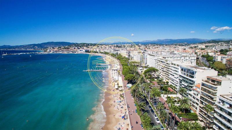 5 star hotel by the sea, South of France